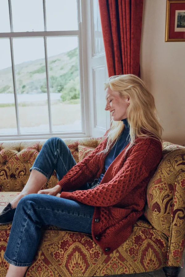 B262_DelphiAranBoyfriendCardigan_SupersoftMerino_RuaRed_01_768x B262_DelphiAranBoyfriendCardigan_SupersoftMerino_RuaRed_01_768x